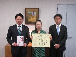 FOROURS代表 岩井由美子氏からの子ども食堂支援のための元気なぎふ応援寄附金に対し、感謝状を贈呈の様子