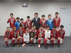 サッカークラブチーム「ISS.F.C」がJFA第47回全日本U-12サッカー選手権大会 岐阜県大会での優勝及び全国大会出場を報告の様子