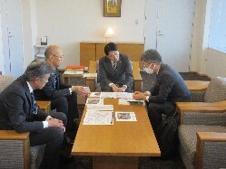 国土交通省中部地方整備局木曽川上流河川事務所長 板垣修氏と面談の様子