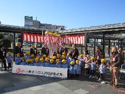 中心市街地東部地区コミュニティバスeバス乗車70万人達成記念式典に出席し、挨拶の様子