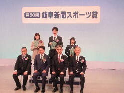 第50回岐阜新聞スポーツ賞贈呈式に出席し、あいさつの様子