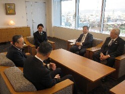 株式会社十六フィナンシャルグループ代表取締役会長 村瀬幸雄氏ほかと面談の様子