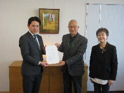 日本共産党岐阜市議会議員団から「2024年度予算要望書」を受領の様子