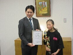 加納中学校1年 桑原未来選手が第13回日本オープンスラックライン選手権大会女子ジュニアクラスでの優勝を報告の様子