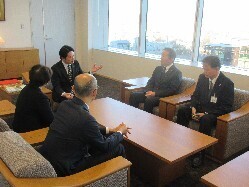 岐阜市議会議長 石井浩二氏、同副議長 江崎洋子氏と面談の様子