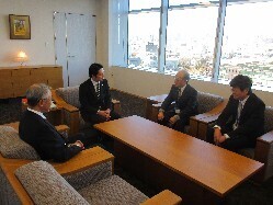 公益社団法人岐阜市シルバー人材センター理事長 小川欽市氏ほかと面談の様子