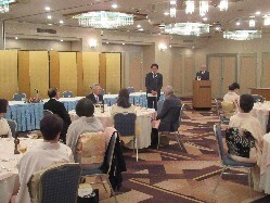 一般社団法人茶道裏千家淡交会岐阜支部役員会懇親会に出席し、あいさつの様子