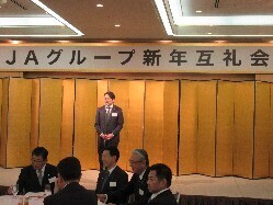 岐阜県JAグループ新年互礼会に岐阜県市長会長として出席し、あいさつの様子
