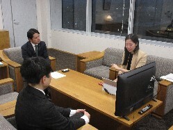 経済産業省経済産業政策局新規事業創造推進室長 富原早夏氏と面談の様子