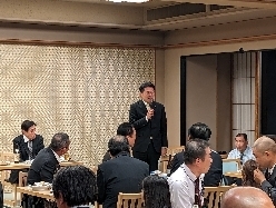 長良水防団新年互礼会に出席し、あいさつの様子