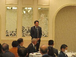  岐阜市民生委員・児童委員協議会地区会長懇親会に出席し、あいさつの様子