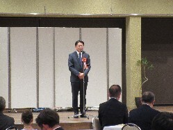 岐阜市指定管工事協同組合新年互礼会に出席し、あいさつの様子