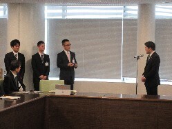 令和5年度岐阜市職員表彰表彰式にて、あいさつ及びピンバッジを授与の様子