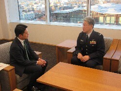 防衛省自衛隊岐阜地方協力本部長 井口裕康氏と面談の様子