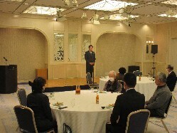 岐阜市老人クラブ連合会新年懇親会に出席し、 あいさつの様子