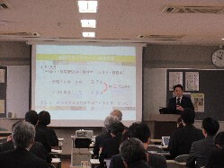 第6回岐阜市小中学校長会全体会に出席し、講演の様子