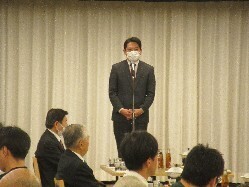 長良西水防団新年互礼会に出席し、あいさつの様子