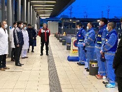 能登半島地震に伴う第4隊目岐阜市民病院災害派遣医療チーム（DMAT）出発式にて、あいさつの様子