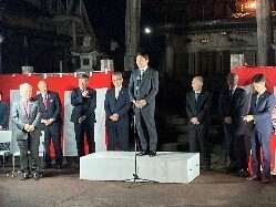 八百津町長選挙当選祝いに出席し、あいさつの様子