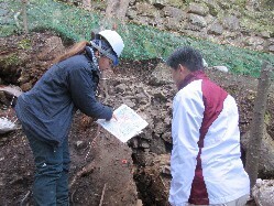 史跡岐阜城跡山上部発掘調査現場を視察の様子
