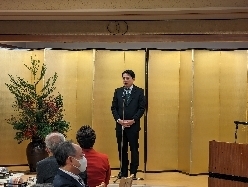 岐阜食品青果協同組合新年互礼会に出席し、あいさつの様子