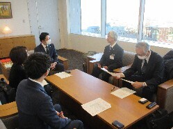 JICA海外協力隊派遣隊員 中谷剛氏がフィジー共和国への出発を報告の様子