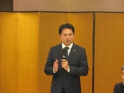 岐阜菓子工業会新年懇親会に出席し、あいさつの様子
