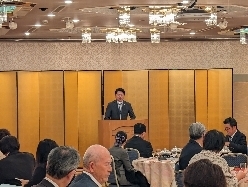 やよい会1月例会に出席し、あいさつの様子