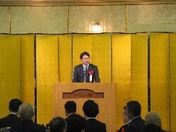 岐阜木材業界新年互礼会に出席し、あいさつvの様子