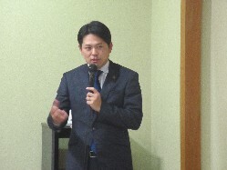 岐阜県防衛協会柳津支部新年互礼会に出席し、あいさつの様子