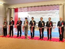岐阜競輪場新管理棟竣工式にて、あいさつ及びテープカットの様子