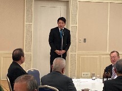 全建総連岐阜総支部新年互礼会に出席し、あいさつの様子