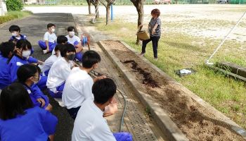岐阜西中学校の堆肥活用写真1