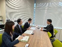 総務省自治行政局公務員部公務員課長 細田大造氏と面談の様子