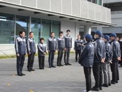 能登半島地震に伴う避難者支援等に係る職員派遣出発式にて、あいさつの様子