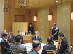令和5年度定例第2回岐阜県副市長会議交流会に出席し、あいさつの様子