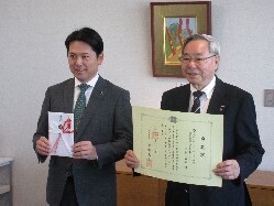 株式会社バローホールディングス代表取締役会長兼CEO 田代正美氏からの岐阜薬科大学キャンパス整備事業への寄附に対し、感謝状を贈呈の様子