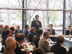 岐阜市自治会連絡協議会2月定例会に出席し、あいさつの様子