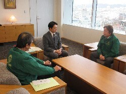 岐阜伊奈波ライオンズクラブ会長 髙橋政孝氏ほかと面談の様子