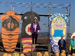 第19回ぎふ鏡島長良川凧揚げ大会に出席し、あいさつの様子