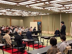 一般社団法人茶道裏千家淡交会岐阜支部初茶会に出席し、あいさつの様子