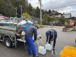 写真:鹿島路公民館での給水活動