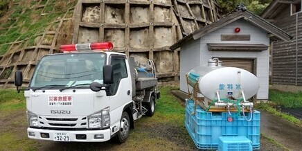 写真：小浦地区での給水活動　（仮設タンクへの給水）