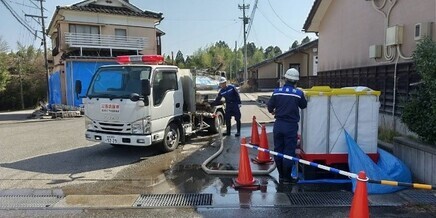 写真：城野地区での給水活動　（仮設タンクへの給水）