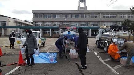 写真：七尾東部中学校での給水活動　（給水袋等への給水）