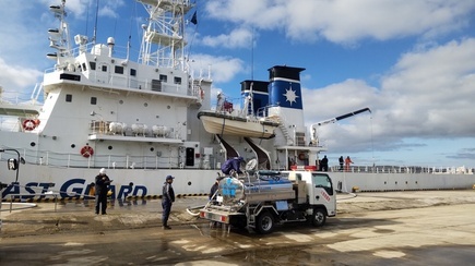 写真：海上保安庁の船舶からの補水状況 （七尾港）