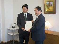 岐阜市立女子短期大学将来構想委員会委員長 杉山誠氏が同構想について答申の様子