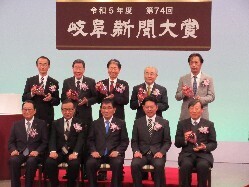 令和5年度 第74回岐阜新聞大賞贈呈式に出席し、あいさつの様子