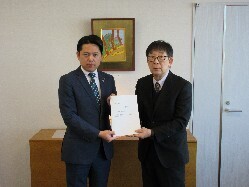 岐阜市高齢者福祉計画推進委員会委員長 柴田純一氏が第9期岐阜市高齢者福祉計画について答申の様子