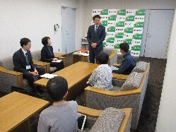 令和5年度岐阜市環境活動顕彰状授与式にて、あいさつ及び顕彰状授与の様子